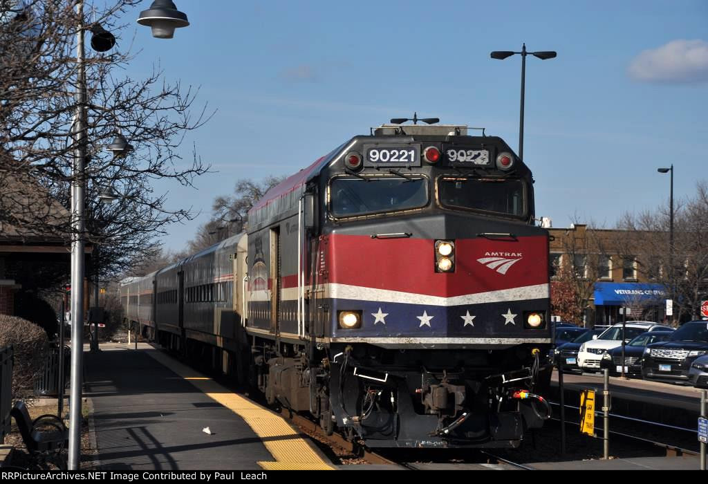 Southbound "Hiawatha Service" with Veterans NCPU in the lead